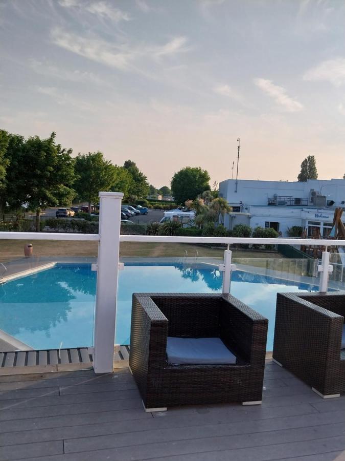 Family Breaks At Rockley Park With Prosecco And A Box Of Chocolates On Arrival Villa Poole Ngoại thất bức ảnh