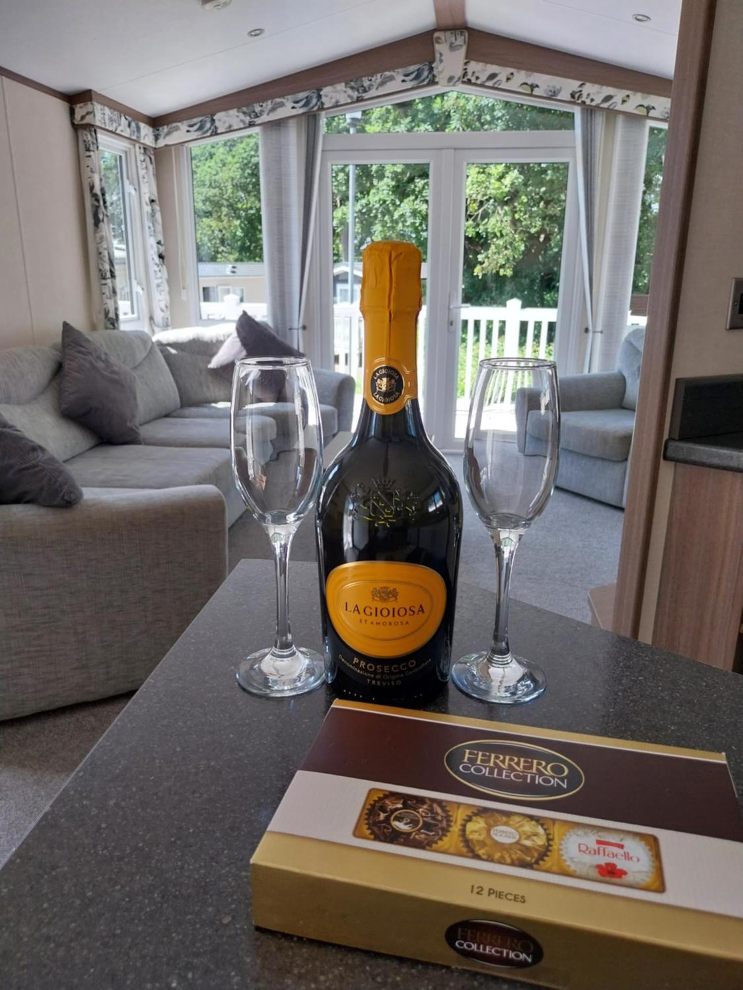Family Breaks At Rockley Park With Prosecco And A Box Of Chocolates On Arrival Villa Poole Ngoại thất bức ảnh
